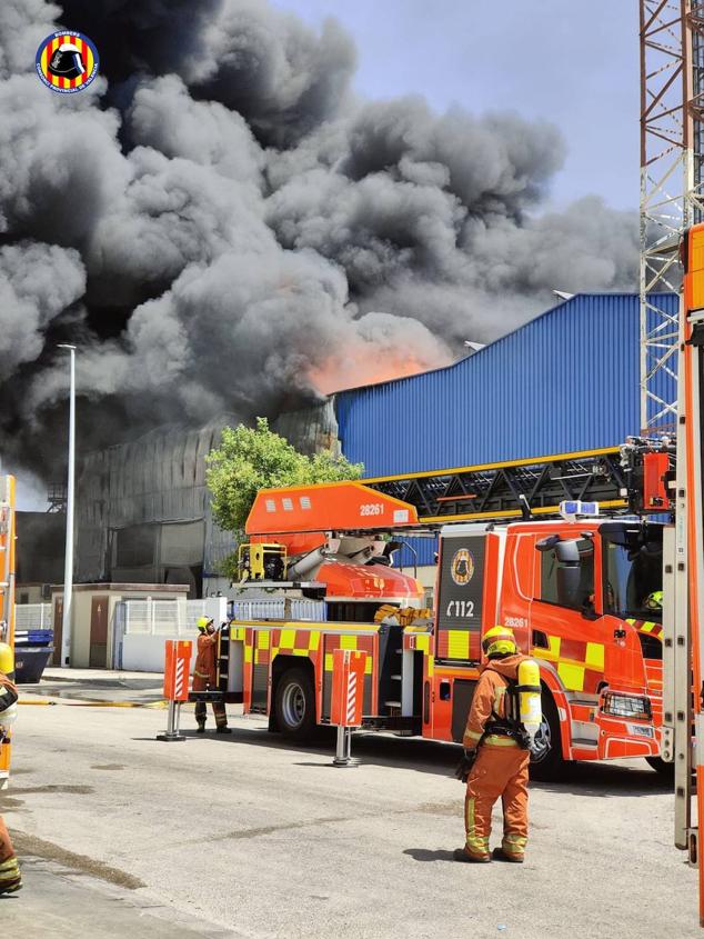 Fotos: Las imágenes del incendio de una nave industrial en Riba-roja