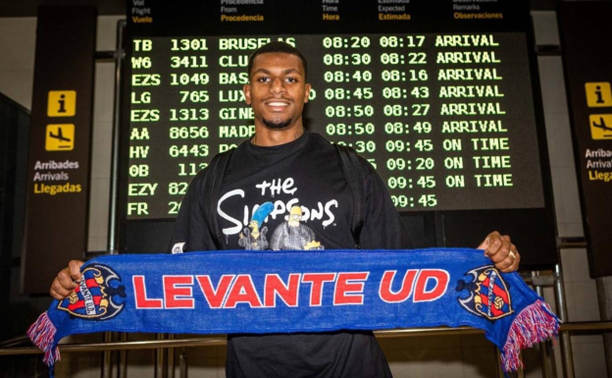 Wesley Moraes, en el aeropuerto de Manises. 