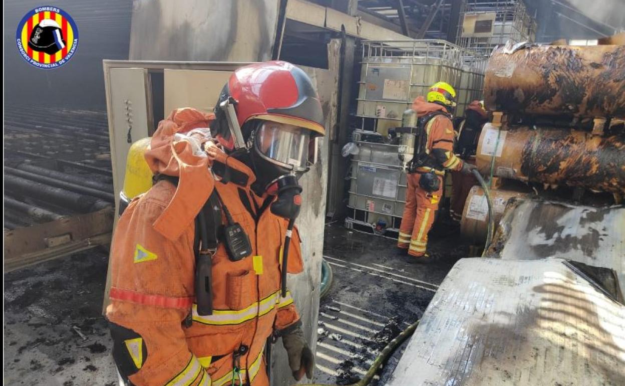 Los bomberos, en el interior de la nave. 