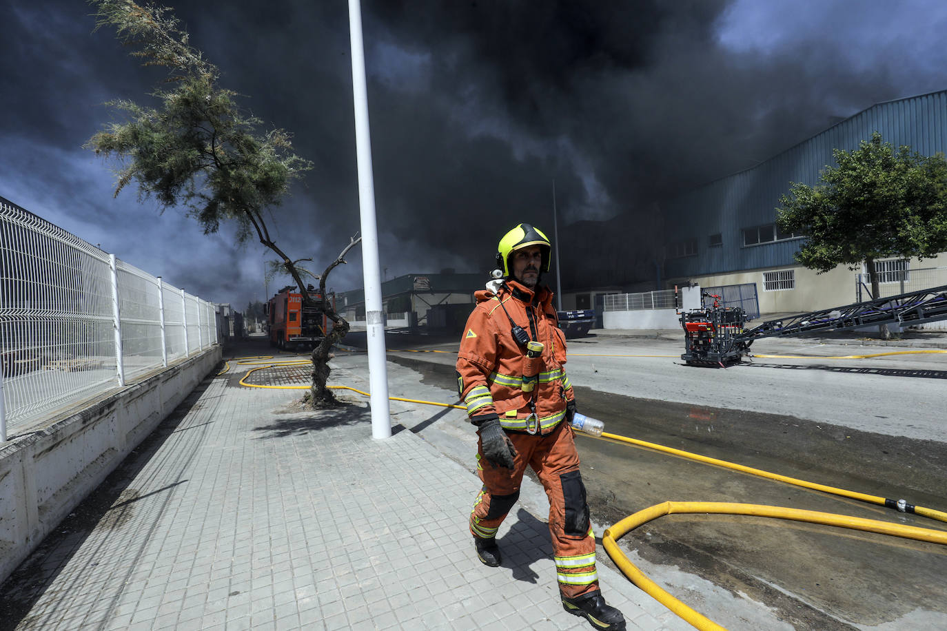 Fotos: Las imágenes del incendio de una nave industrial en Riba-roja