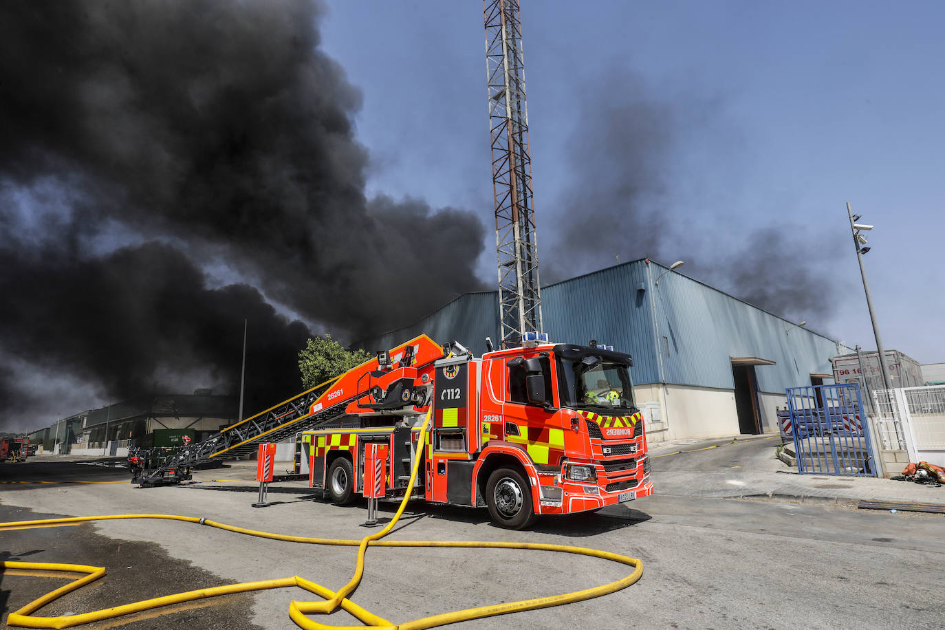 Fotos: Las imágenes del incendio de una nave industrial en Riba-roja