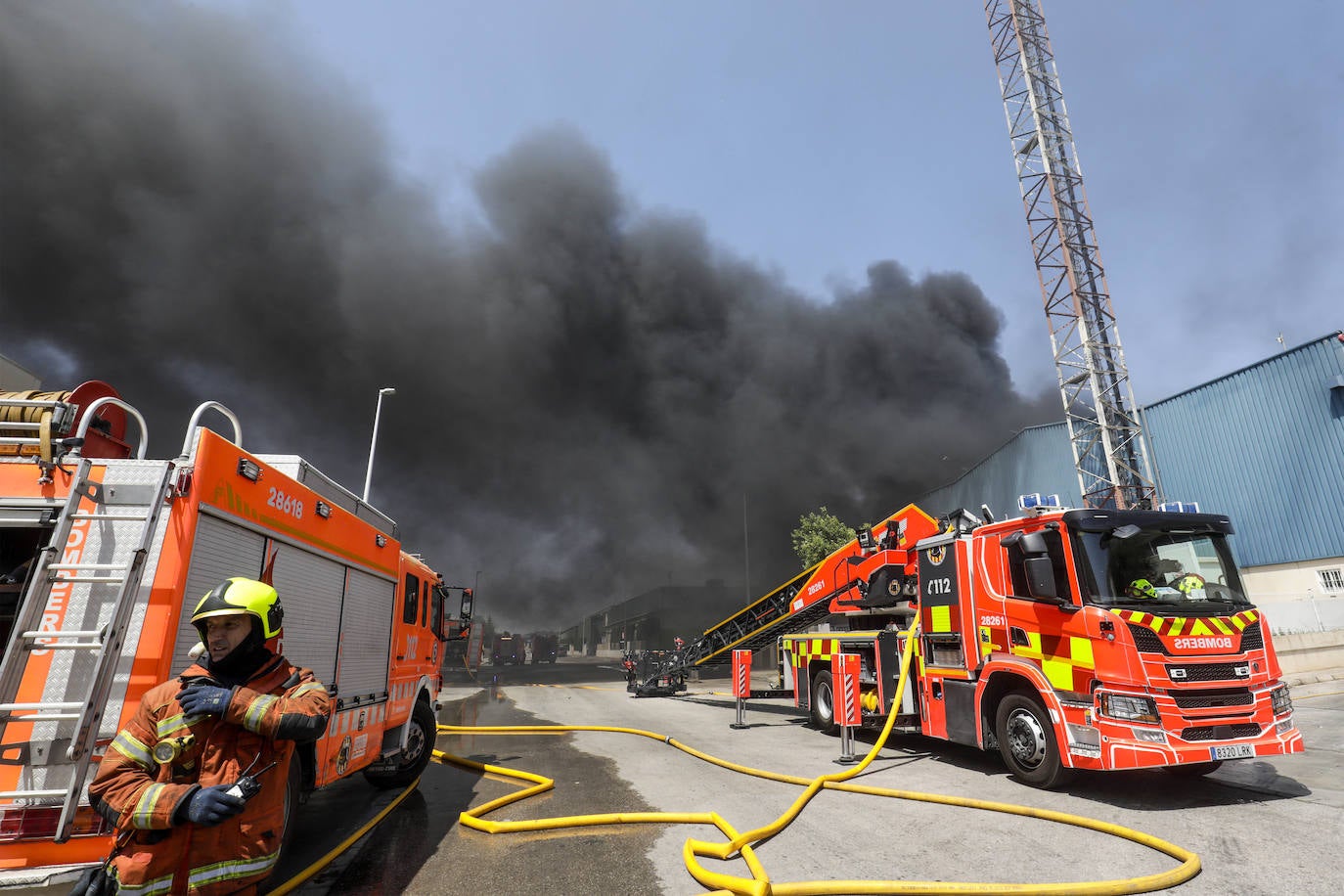 Fotos: Las imágenes del incendio de una nave industrial en Riba-roja