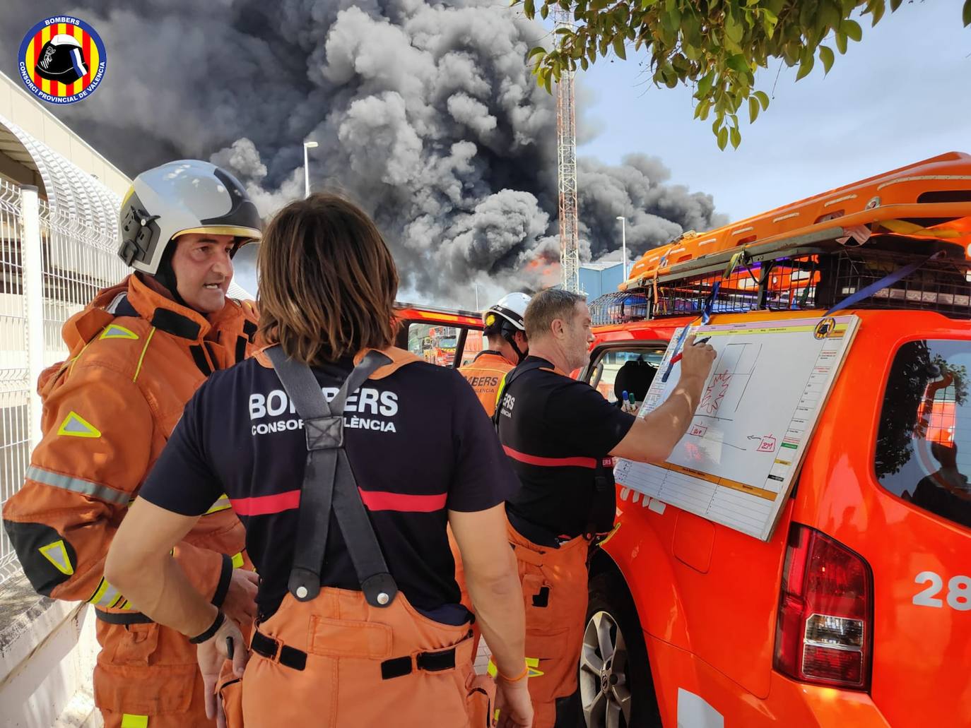 Fotos: Las imágenes del incendio de una nave industrial en Riba-roja