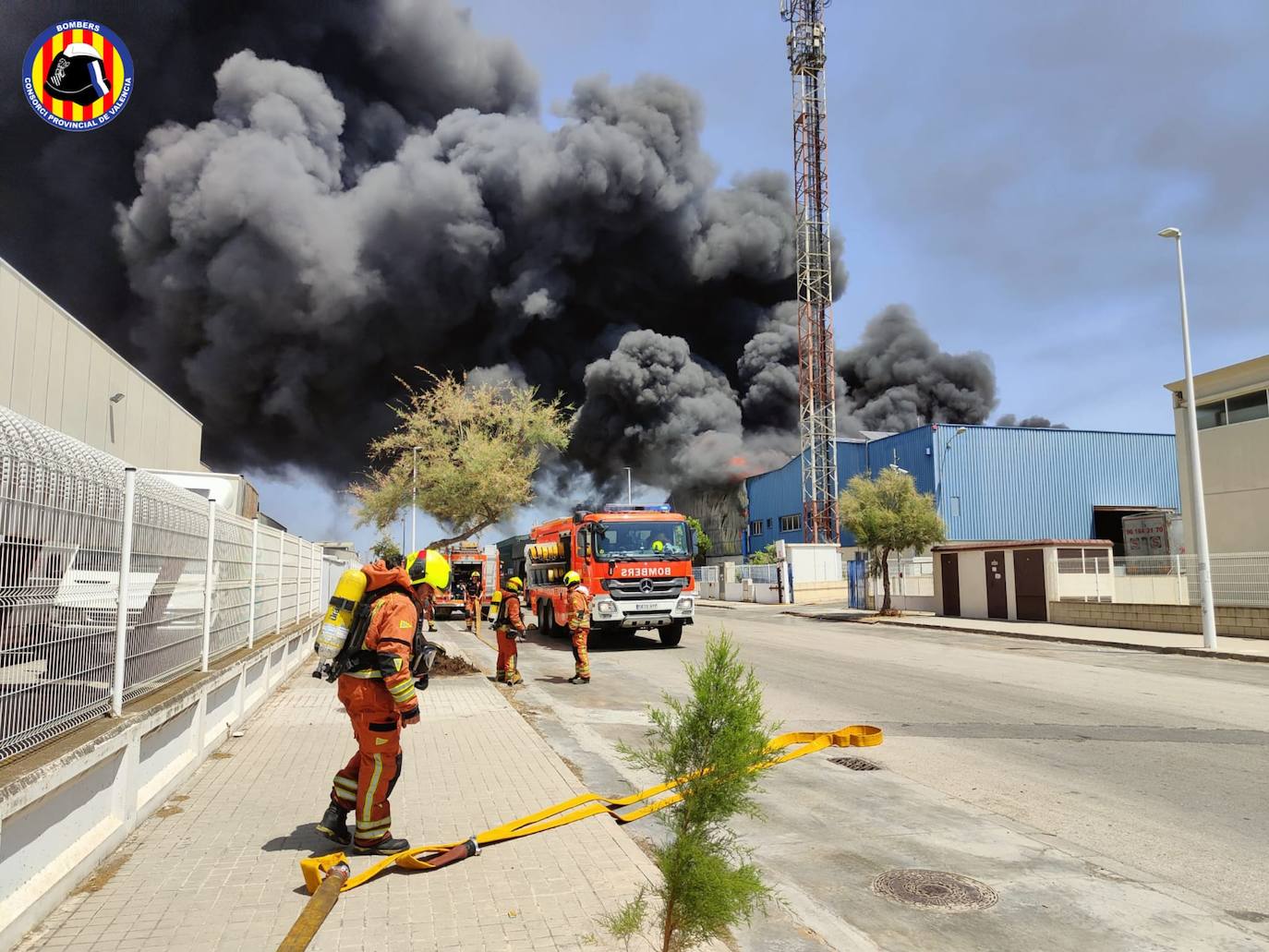 Fotos: Las imágenes del incendio de una nave industrial en Riba-roja