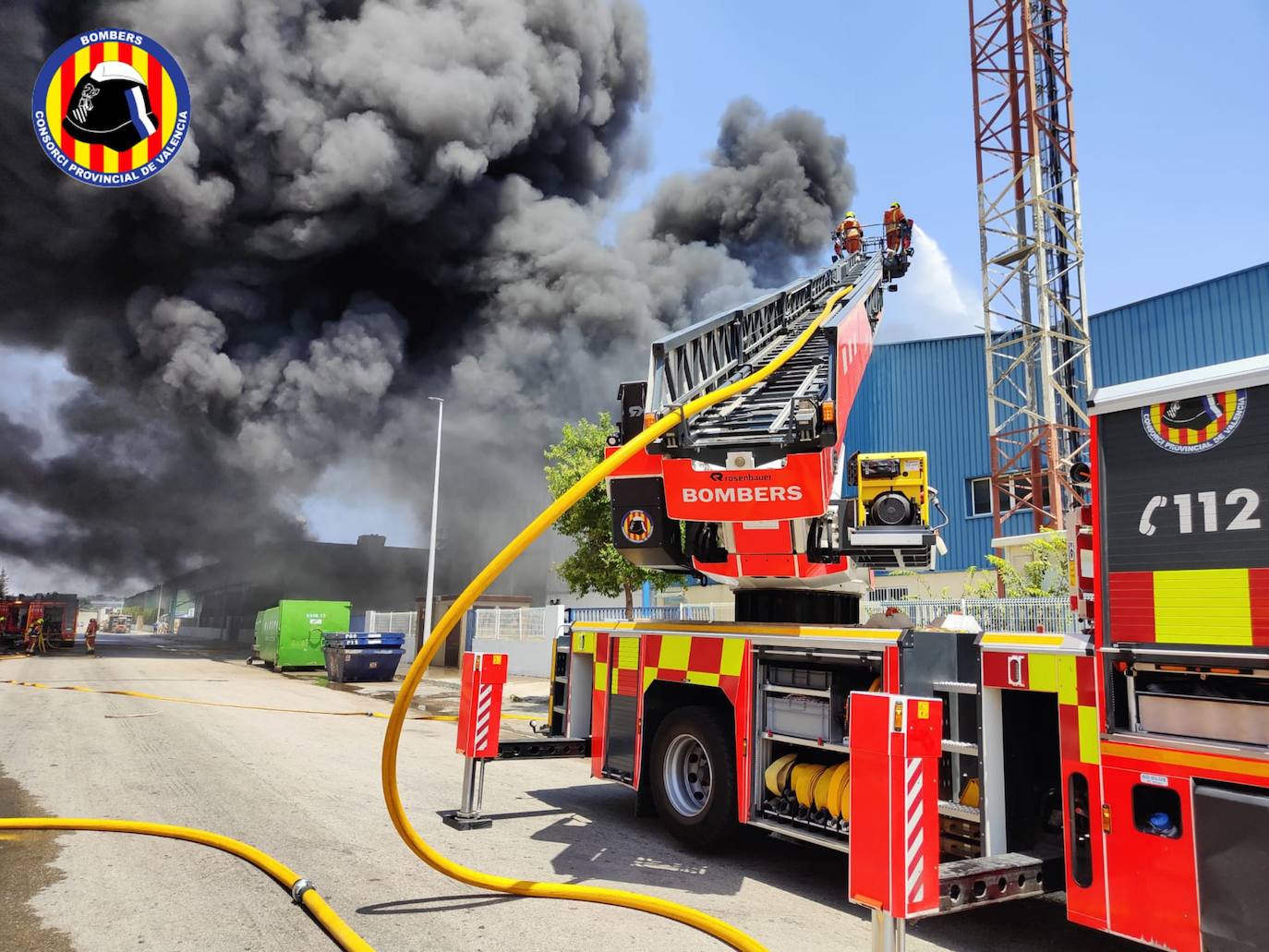 Fotos: Las imágenes del incendio de una nave industrial en Riba-roja