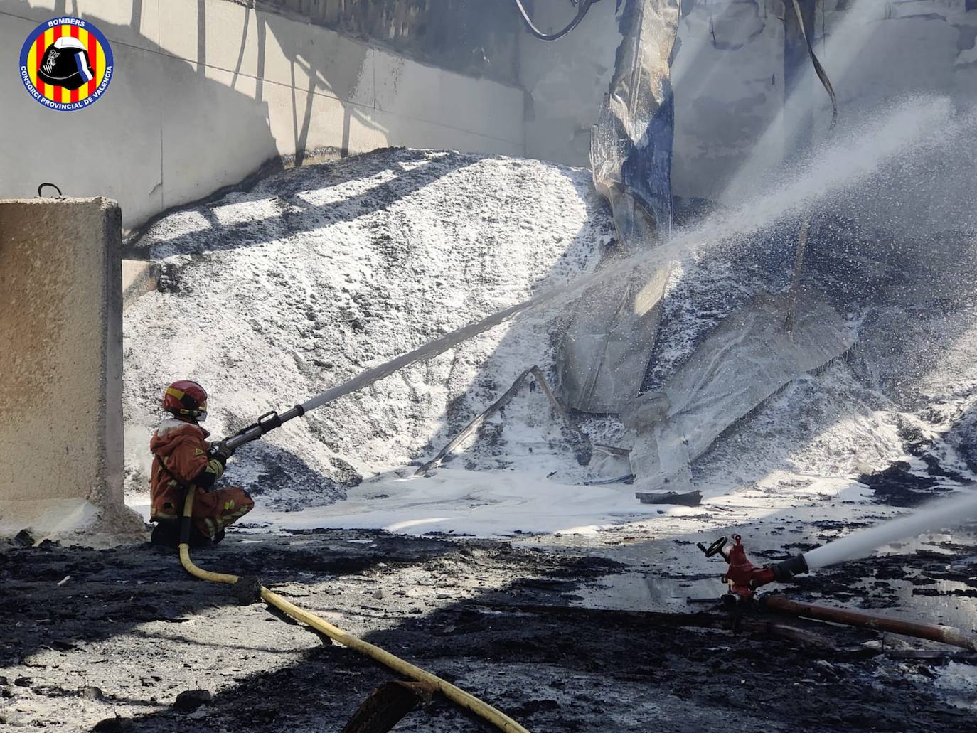 Fotos: Las imágenes del incendio de una nave industrial en Riba-roja