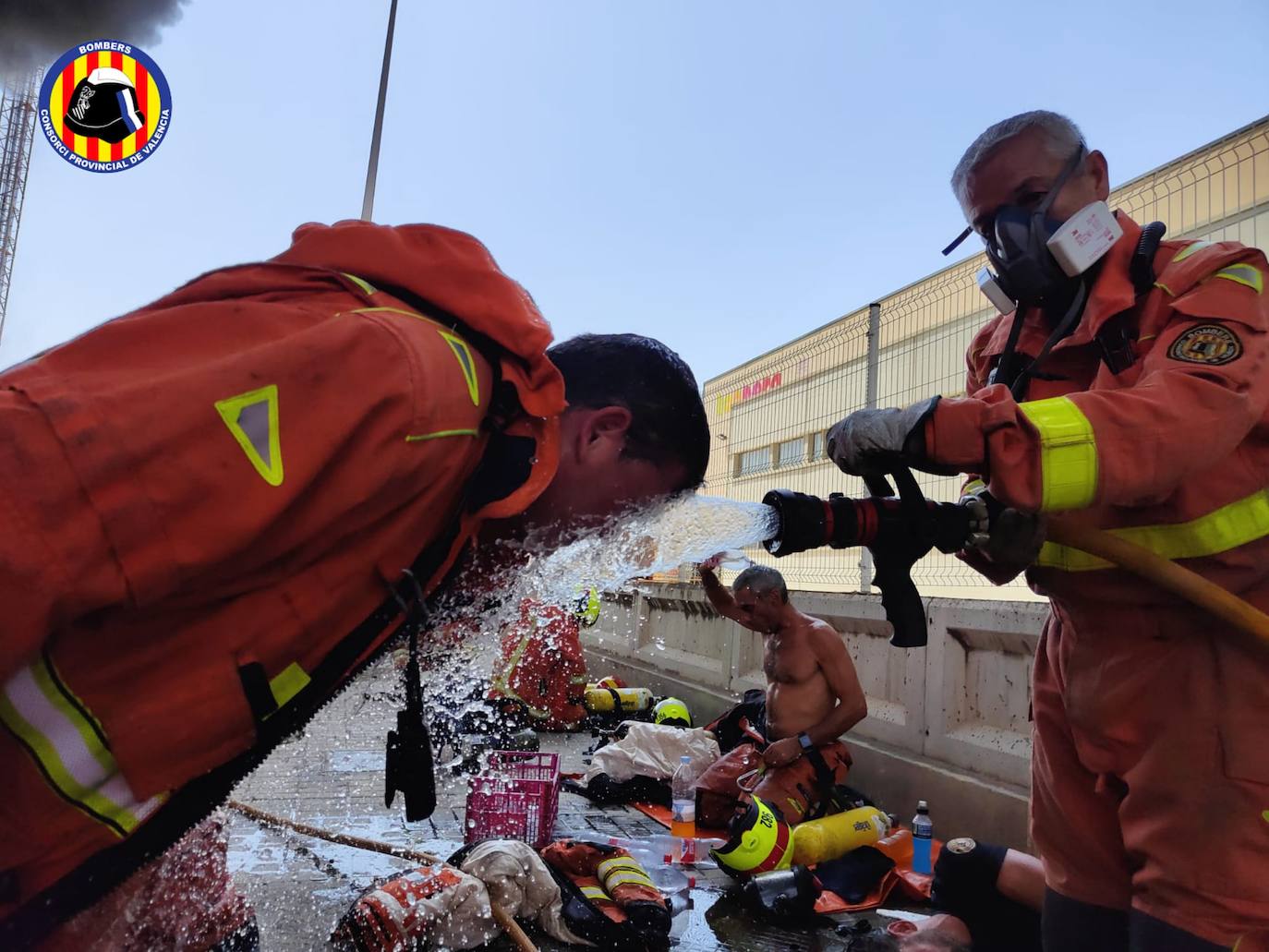 Fotos: Las imágenes del incendio de una nave industrial en Riba-roja