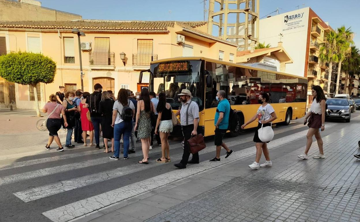 Usuarios subiendo a los autobuses sustitutorios.