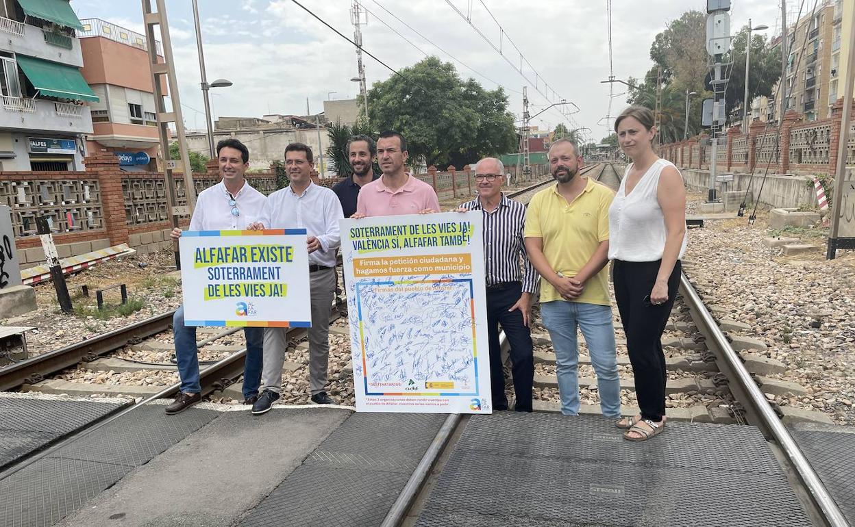 Los representantes políticos reivindican el soterramiento en el paso a nivel. 