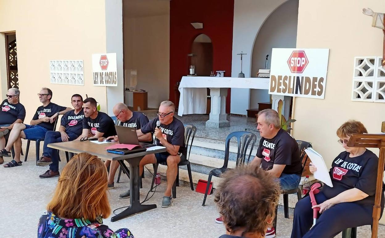 Un momento de la asamblea celebrada por Playas Norte de Dénia en la iglesia Regina Pacis de Les Deveses. 
