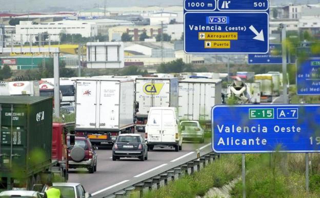 Tráfico colapsado en el bypass, en una imagen de archivo.