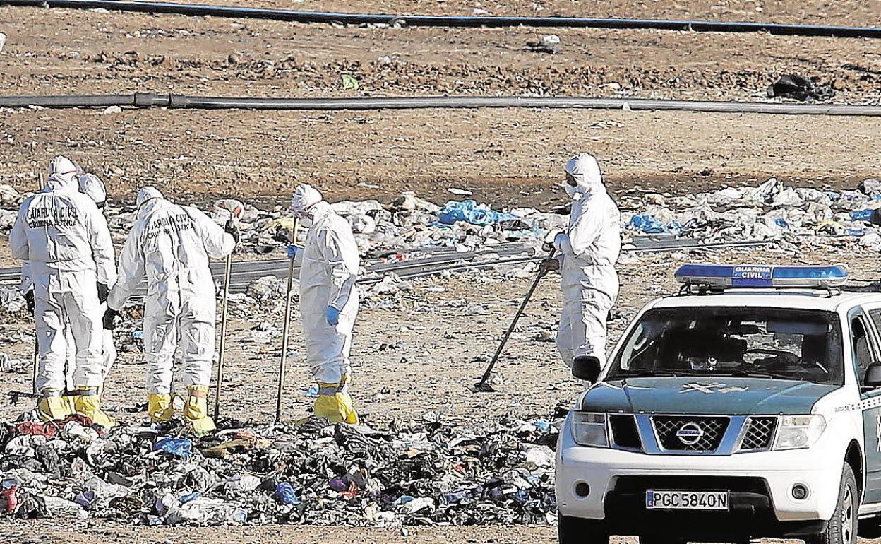 Una de las muchas jornada de rastreo de la Guardia Civil en el vertedero de basura de Dos Aguas en busca del cuerpo de Marta Calvo. 