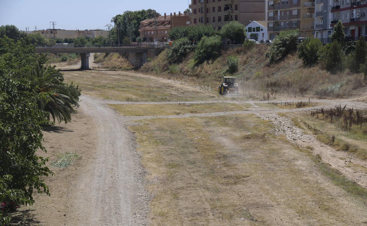 Un tractor realiza trabajos en el cauce. 