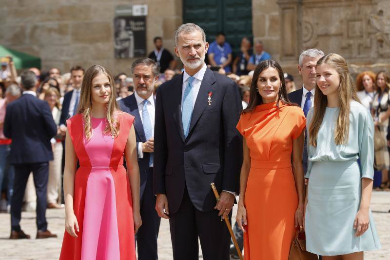 Fotos: Leonor, Letizia y Sofía impactan con colores vivos en Santiago de Compostela