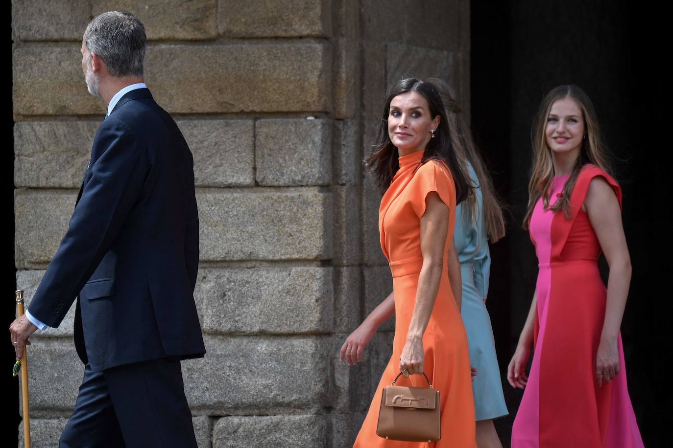 Fotos: Leonor, Letizia y Sofía impactan con colores vivos en Santiago de Compostela