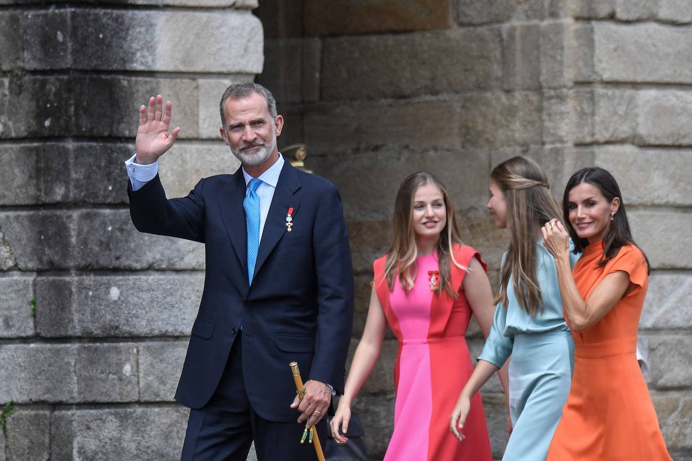 Fotos: Leonor, Letizia y Sofía impactan con colores vivos en Santiago de Compostela