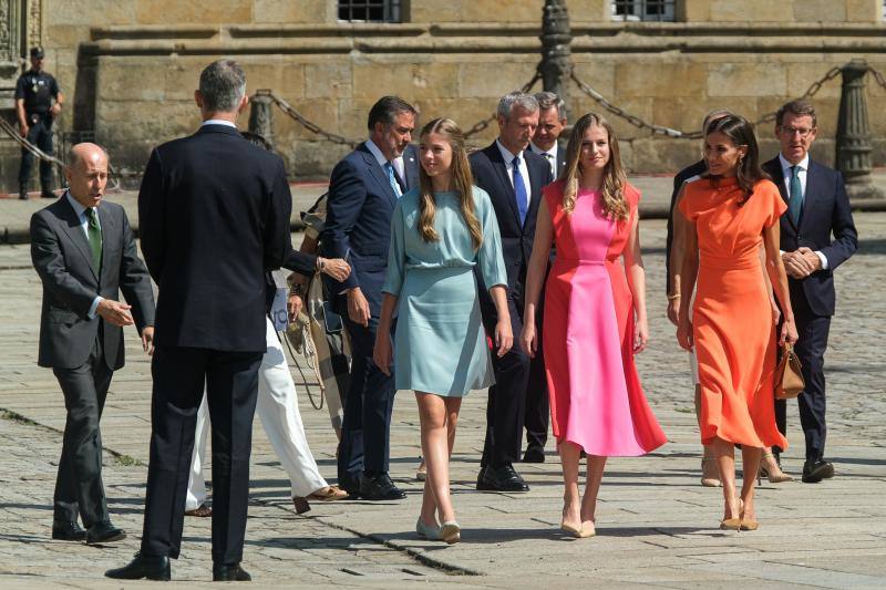 Fotos: Leonor, Letizia y Sofía impactan con colores vivos en Santiago de Compostela