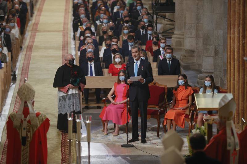 Fotos: Leonor, Letizia y Sofía impactan con colores vivos en Santiago de Compostela