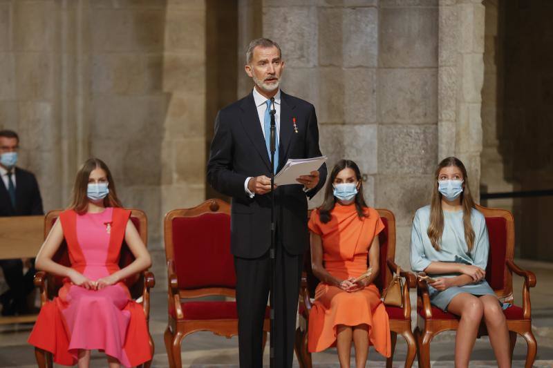 Fotos: Leonor, Letizia y Sofía impactan con colores vivos en Santiago de Compostela