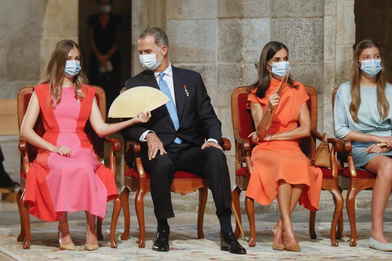 Fotos: Leonor, Letizia y Sofía impactan con colores vivos en Santiago de Compostela