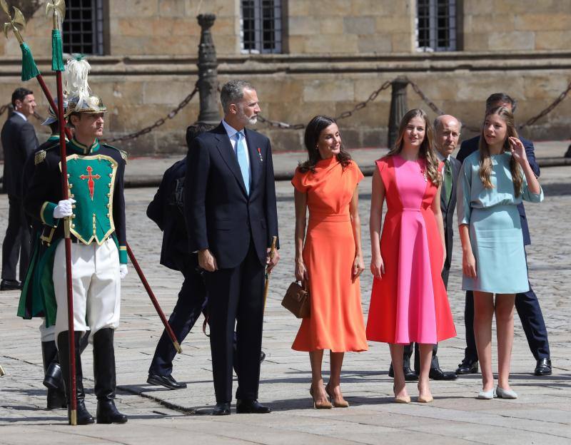 Fotos: Leonor, Letizia y Sofía impactan con colores vivos en Santiago de Compostela