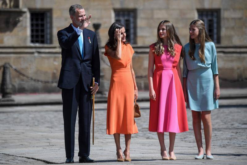 Fotos: Leonor, Letizia y Sofía impactan con colores vivos en Santiago de Compostela