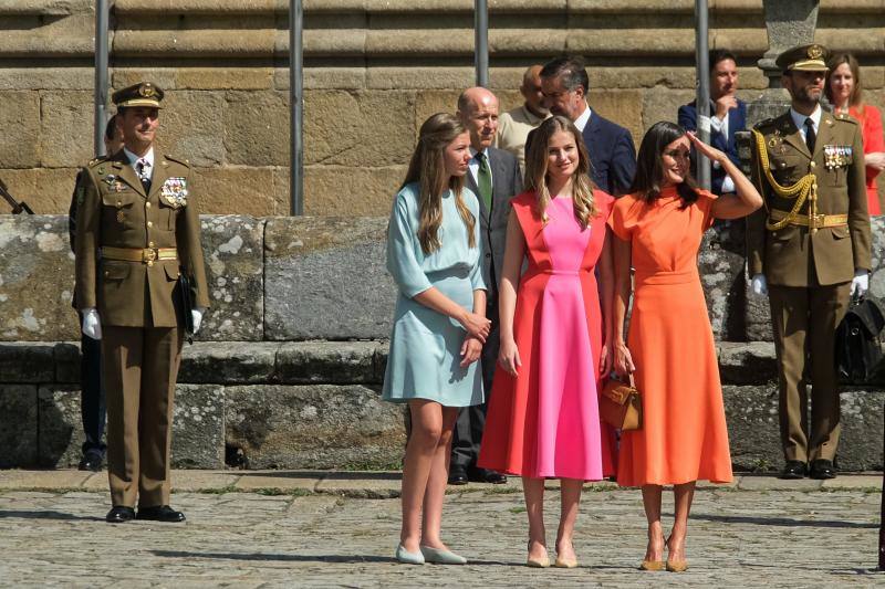 Fotos: Leonor, Letizia y Sofía impactan con colores vivos en Santiago de Compostela