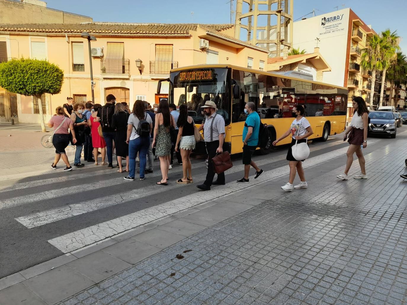 Fotos: Los autobuses que sustituyen a las líneas de metro cortadas, abarrotados