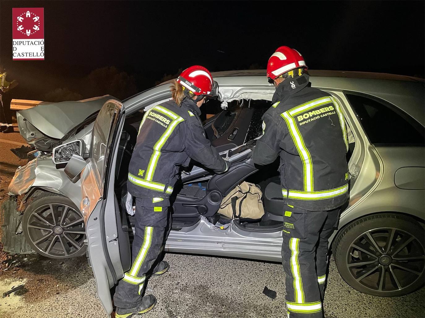 Dos personas han fallecido tras un choque frontal y los bomberos han excarcelado a cuatro personas que han resultado heridas