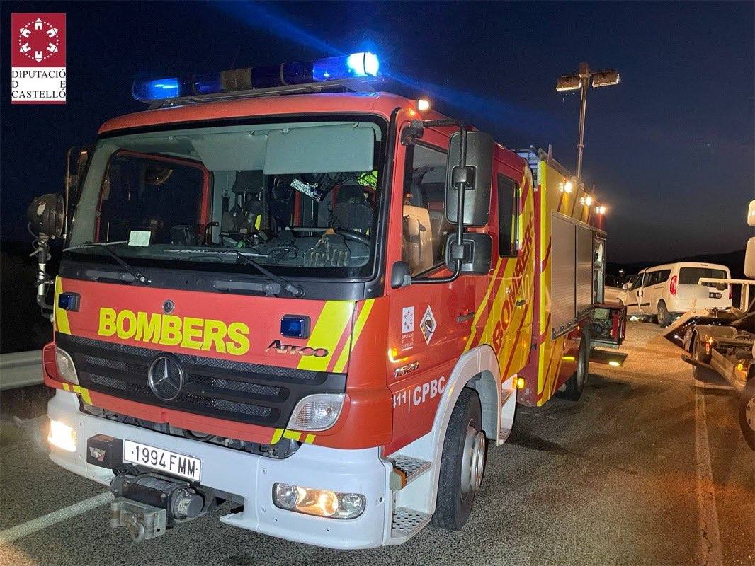 Dos personas han fallecido tras un choque frontal y los bomberos han excarcelado a cuatro personas que han resultado heridas