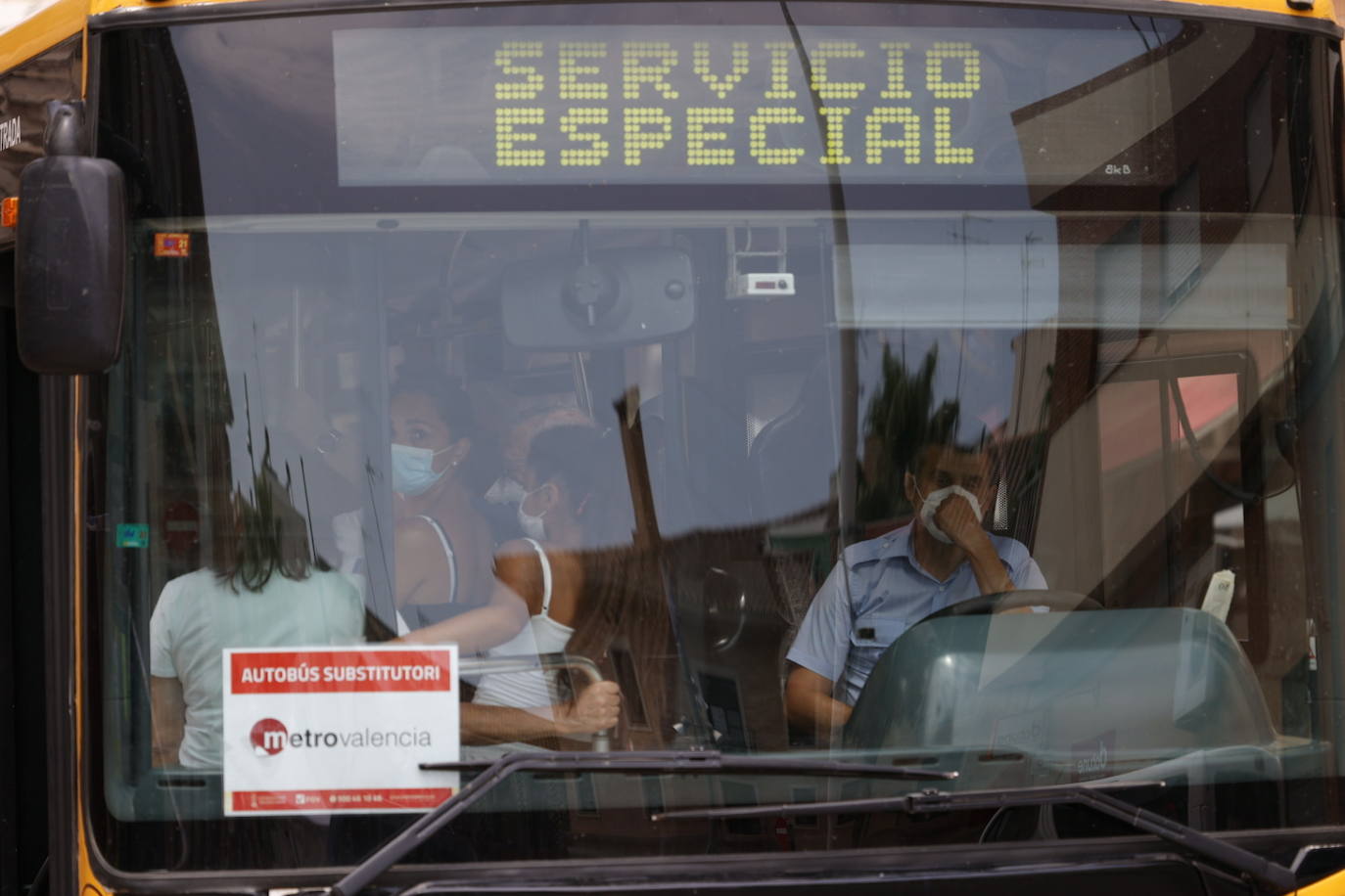 Fotos: Aglomeraciones en los buses de Metrovalencia