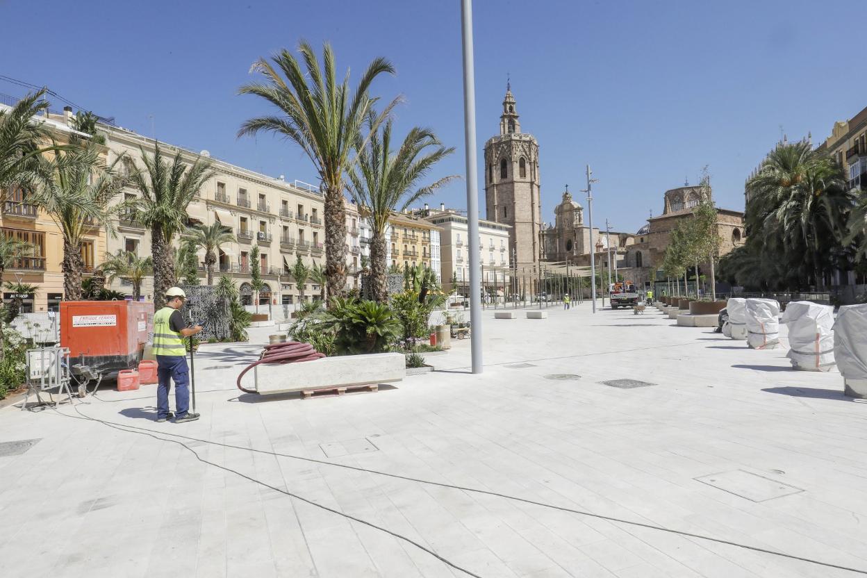 Obreros trabajando en la plaza de la Reina. 