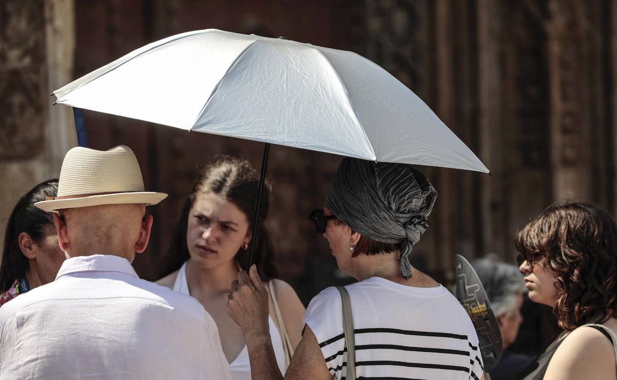 Una mujer se protege del sol. 