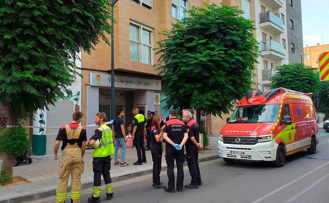 Los servicios de emergencias y Policía Local en el local. 