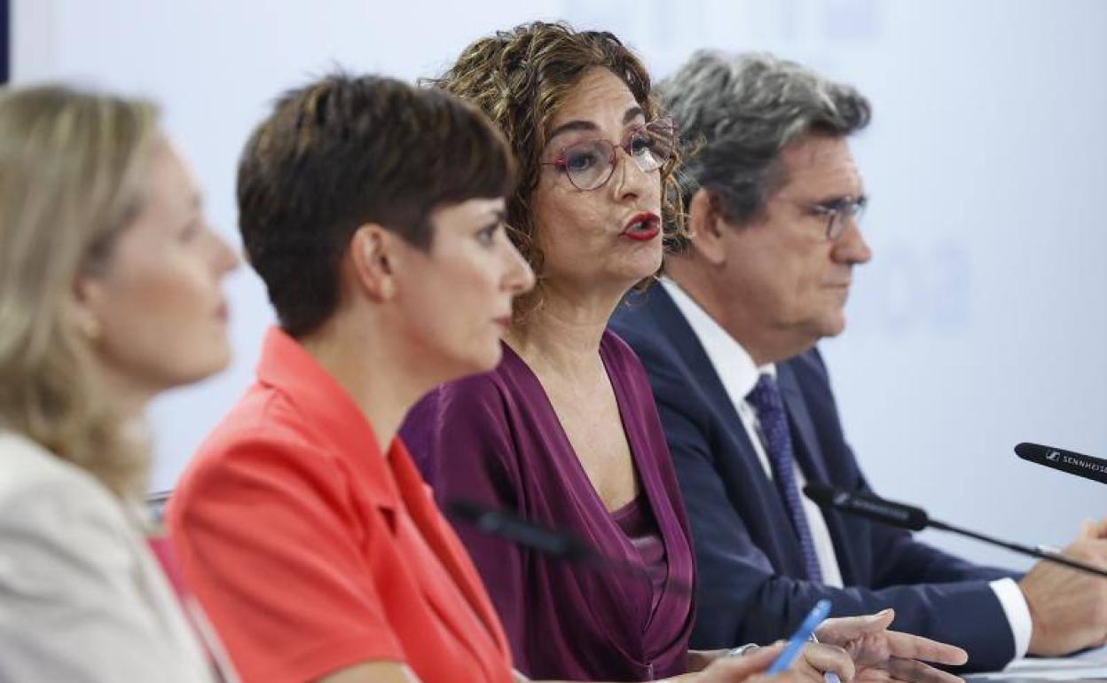 La ministra de Hacienda, María Jesús Montero, junto a Calviño, Rodríguez y Escrivá, tras el Consejo de Ministros. 