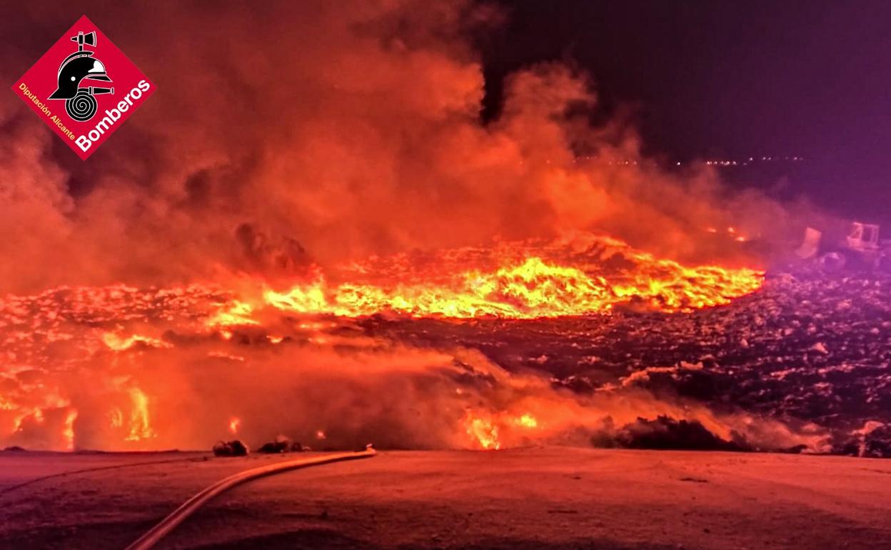 Aparatoso incendio de escombros y vegetación en un vertedero de Monóvar