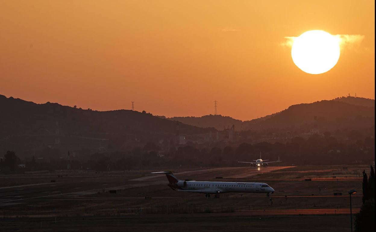 Atardecer en el Aeropuerto de manises (Valencia). 