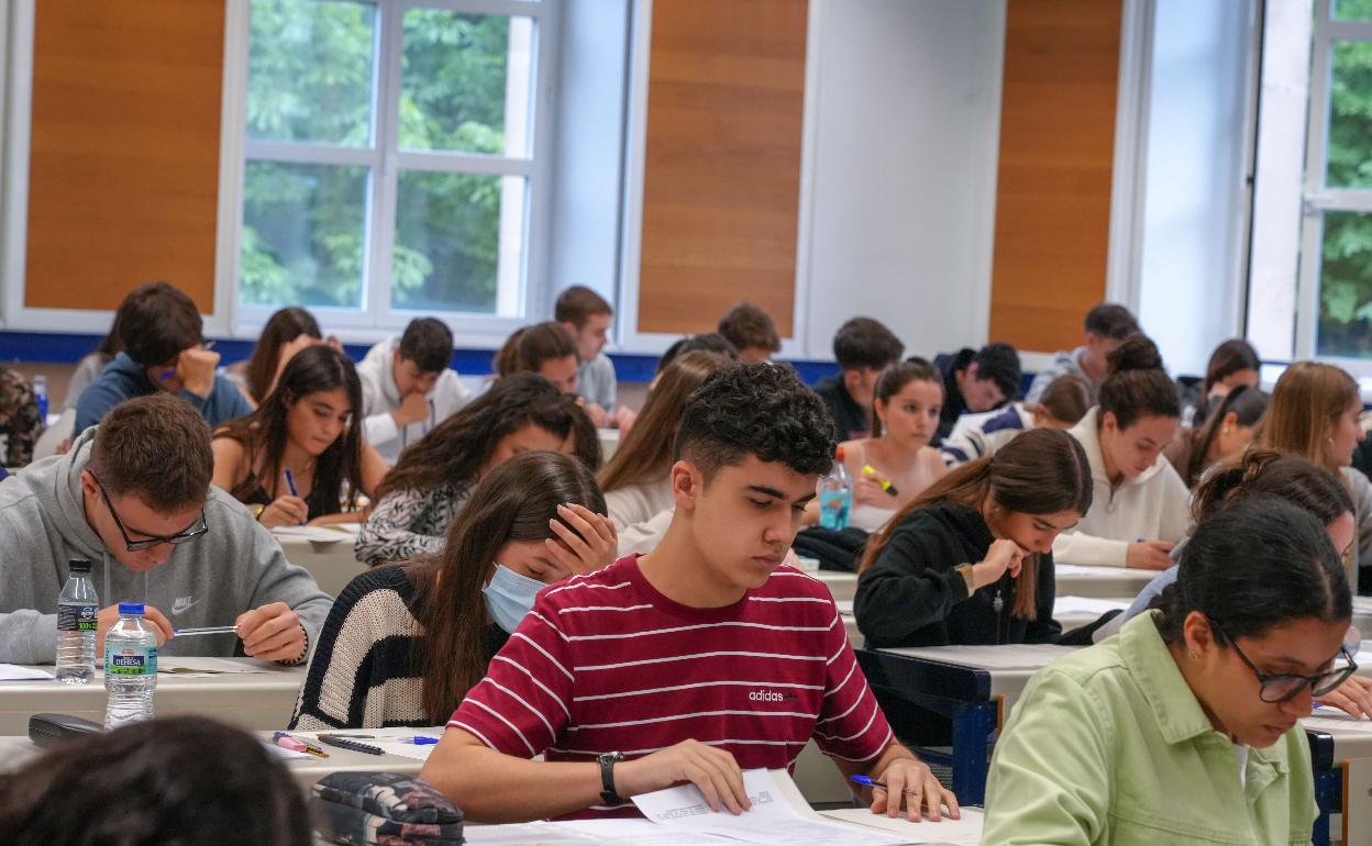 Un grupo de estudiantes realiza uno de los exámenes de la EBAU. 