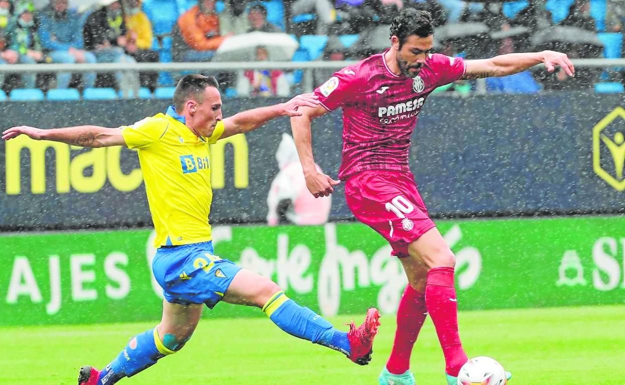 Vicente Iborra avanza con el balón durante un partido contra el Cádiz de la pasada temporada.