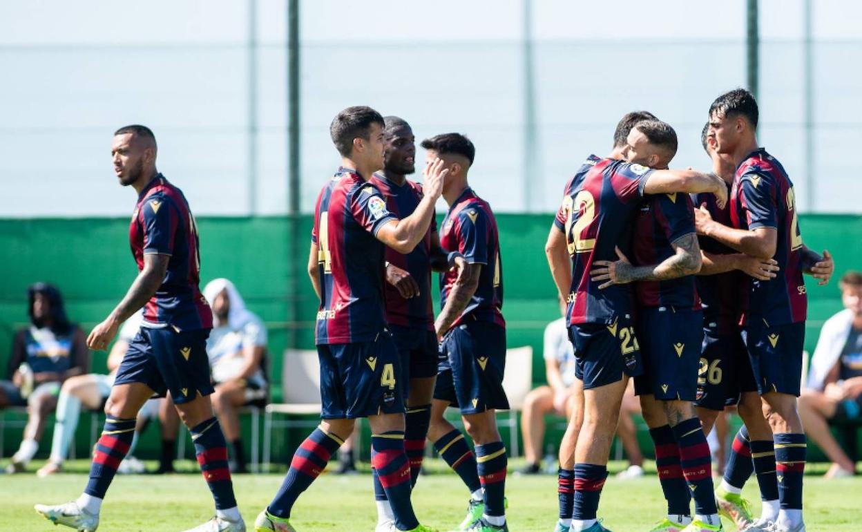 Los jugadores del Levante celebran un gol ante el Wolverhampton.