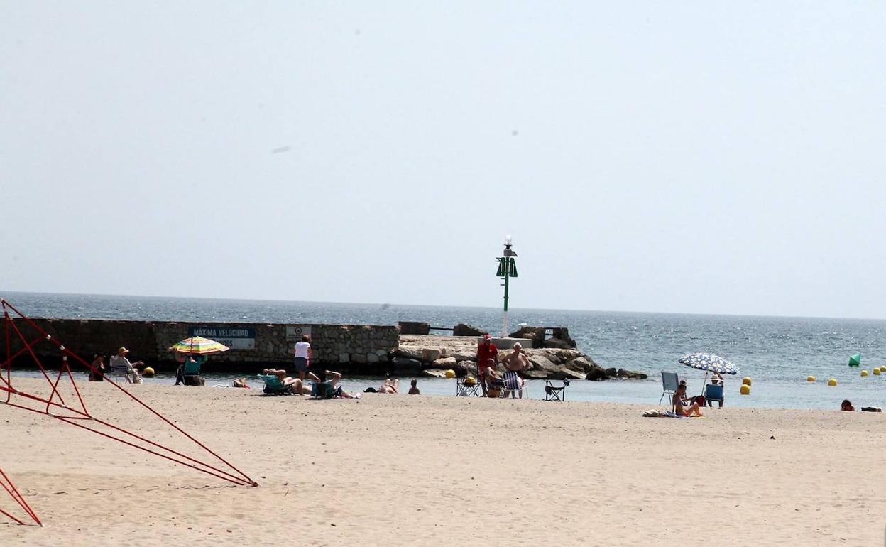 Imagen del pasado mes de la zona de la playa del Arenal junto al canal de la Fontana. 