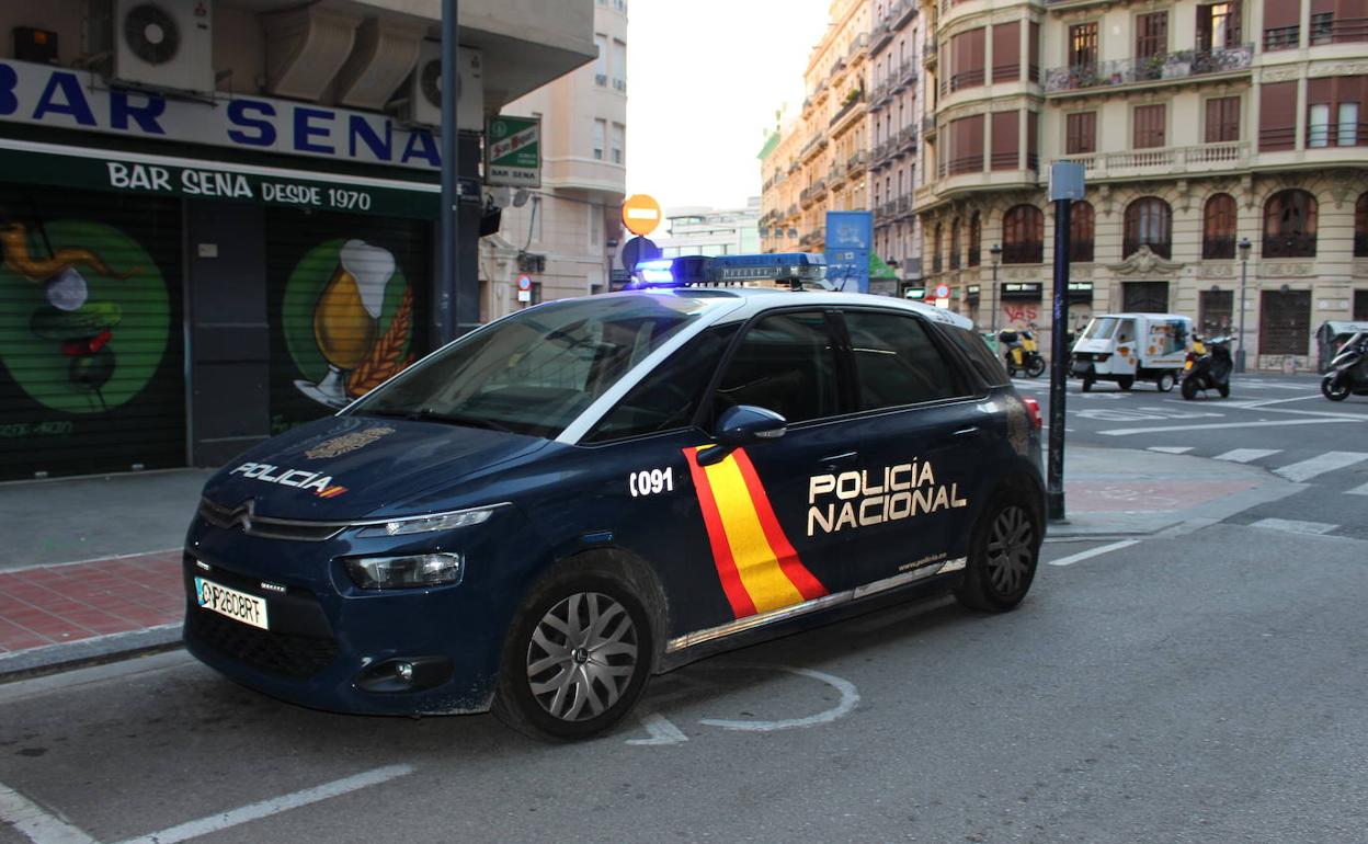 Un vehículo de la Policía Nacional en Valencia. 