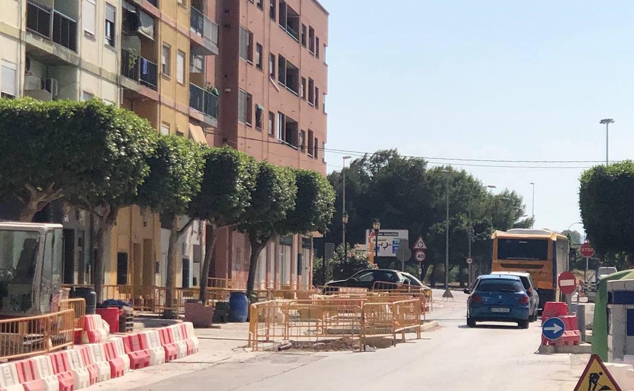 Un autobús evita pasar por la nueva rotonda. 