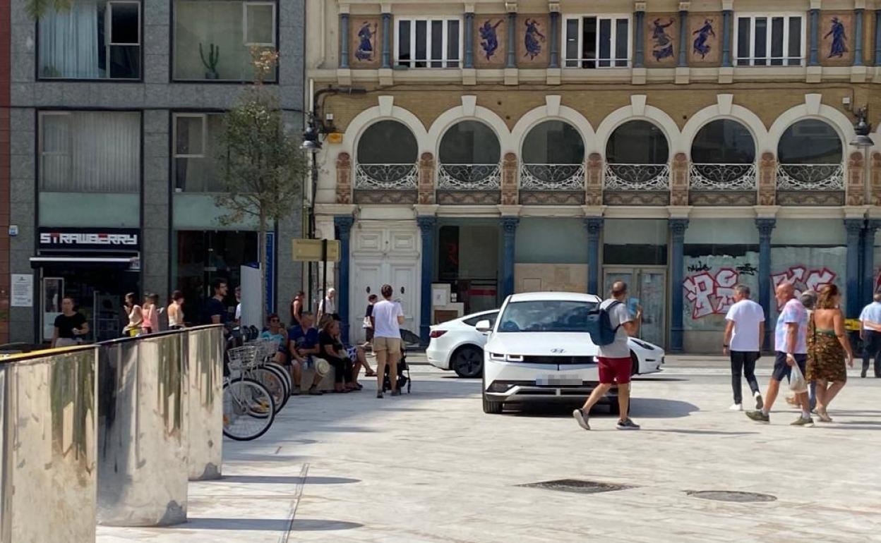 El coche, sobre la nueva plaza peatonal.