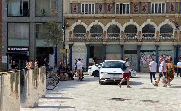 Los coches invaden la zona peatonal de la plaza de la Reina por falta de señalización del parking