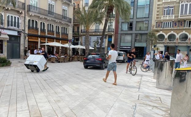 Galería. Así es el primer día en la plaza de la Reina. 