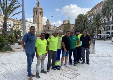 Imagen secundaria 1 - Jesús Coiduras, padre e hijo; trabajadores de la plaza reformada y Miguel Jordá. 