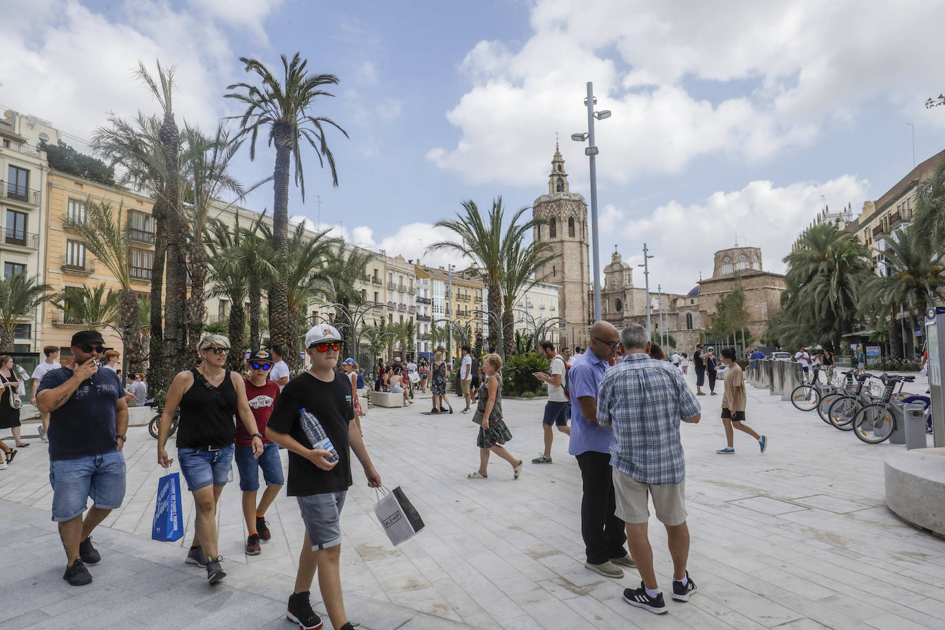 Fotos: Primer día de la Plaza de la Reina de Valencia con público tras la reforma