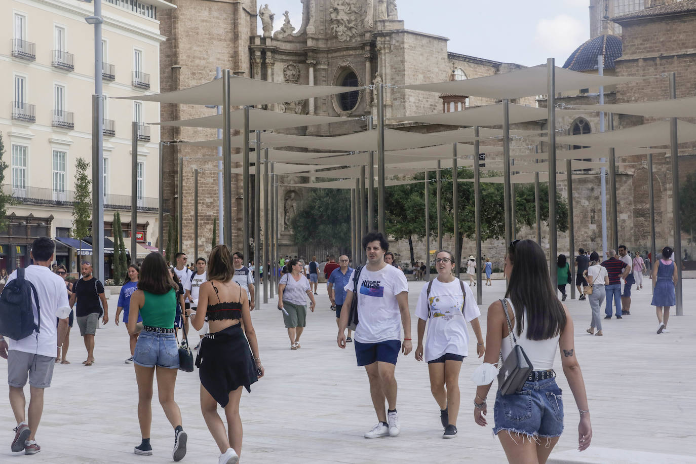 Fotos: Primer día de la Plaza de la Reina de Valencia con público tras la reforma