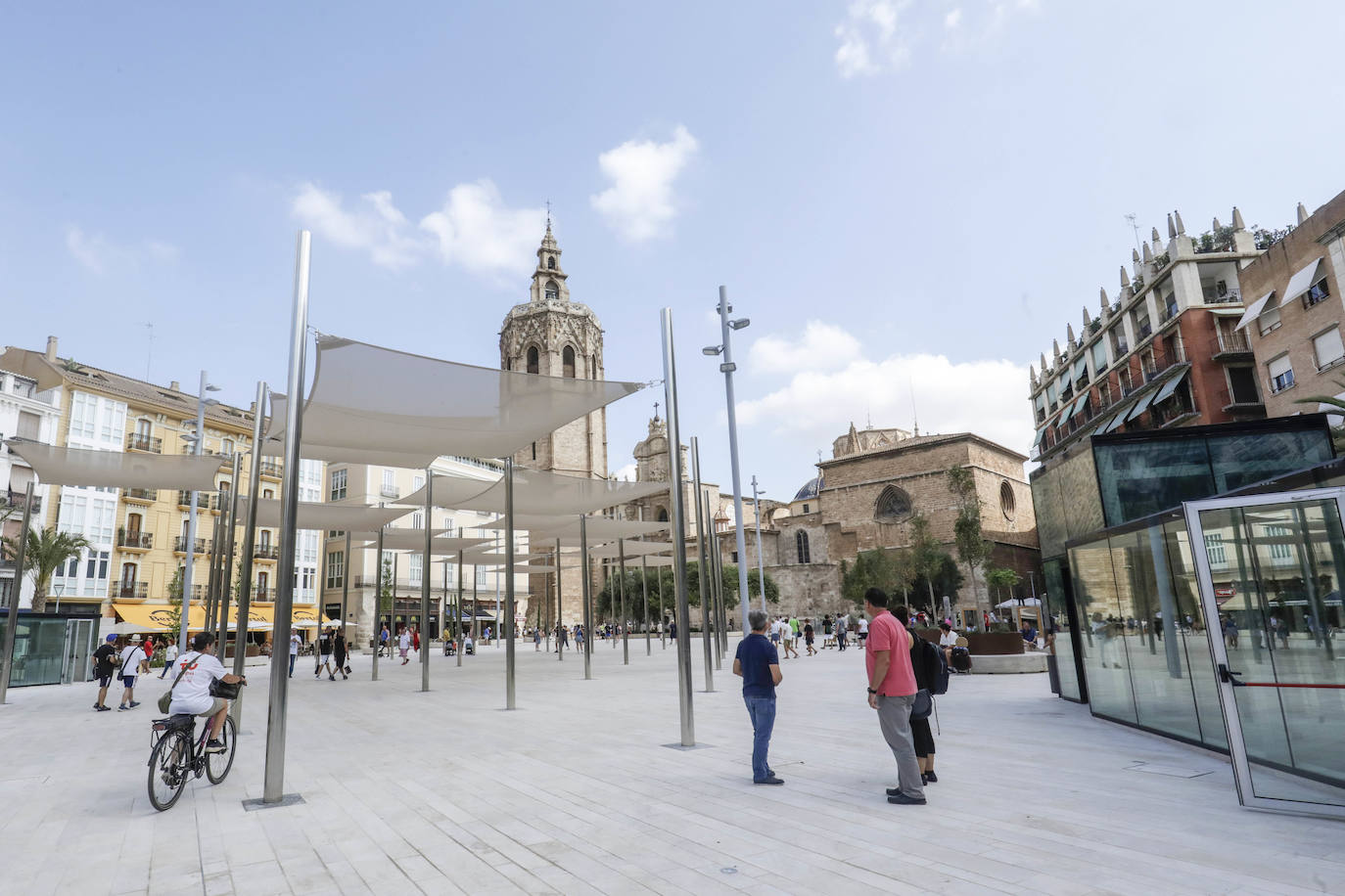 Fotos: Primer día de la Plaza de la Reina de Valencia con público tras la reforma